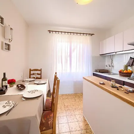 Disente With Sea View Apartmán