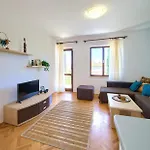 Apartament Disente With Sea View